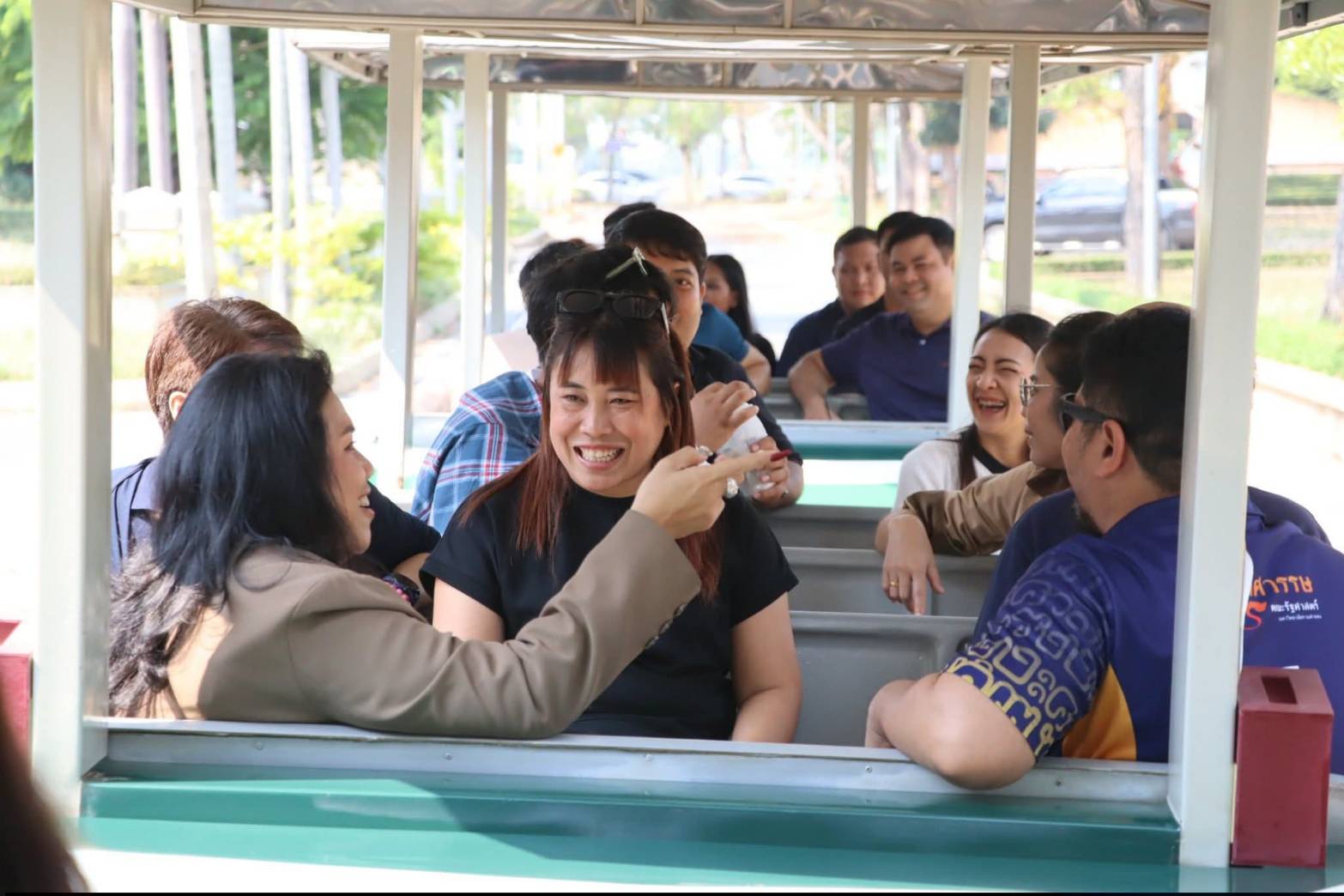 title - ผอ.ศพส. ให้การต้อนรับ คณะนักศึกษาโครงการรัฐประศาสนศาสตรมหาบัณฑิต รุ่นที่ 18 มหาวิทยาลัยรามคำแหง เข้าเยี่ยมชมแผนกฝึกอบรมทั้ง 12 แผนก และพื้นที่ภายในศูนย์ส่งเสริมและพัฒนาอาชีพเสริมนอกภาคการเกษตร